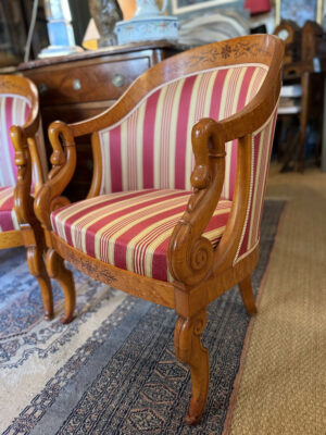 PAIRES DE FAUTEUILS GONDOLES DE STYLE CHARLES X.