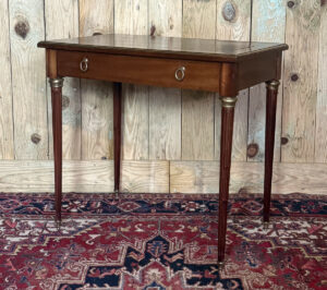 Petit bureau de style Louis XVI en acajou