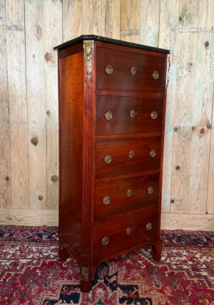 Chiffonnier de style Louis XVI en acajou