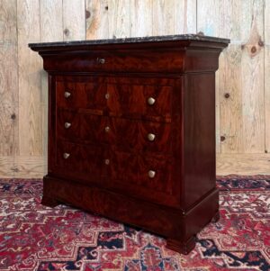 Petite commode d'époque Louis-Philippe en acajou.