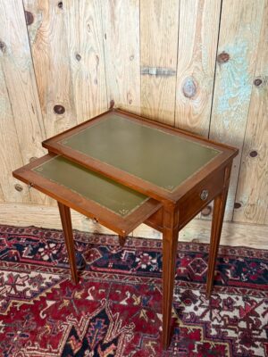 Bureau / Table à écrire de style Louis XVI.