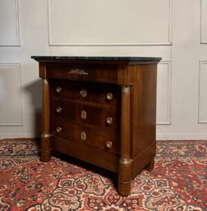 Petite commode de style Empire en acajou.