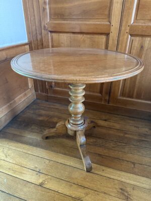 Guéridon d'époque restauration en bois naturel.