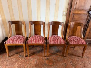 Suite de quatre chaises Empire gondoles en acajou