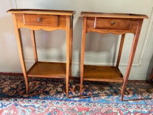 Paire de chevets de style transition en bois naturel.