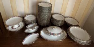 SERVICE DE TABLE PORCELAINE DE LIMOGES . DÉCOR MINTON 67 PIÈCES.