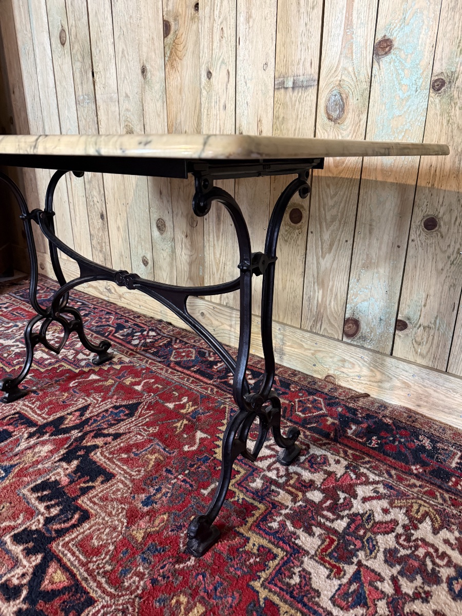 GRANDE TABLE BISTROT EN MARBRE ET FONTE. – Image 4