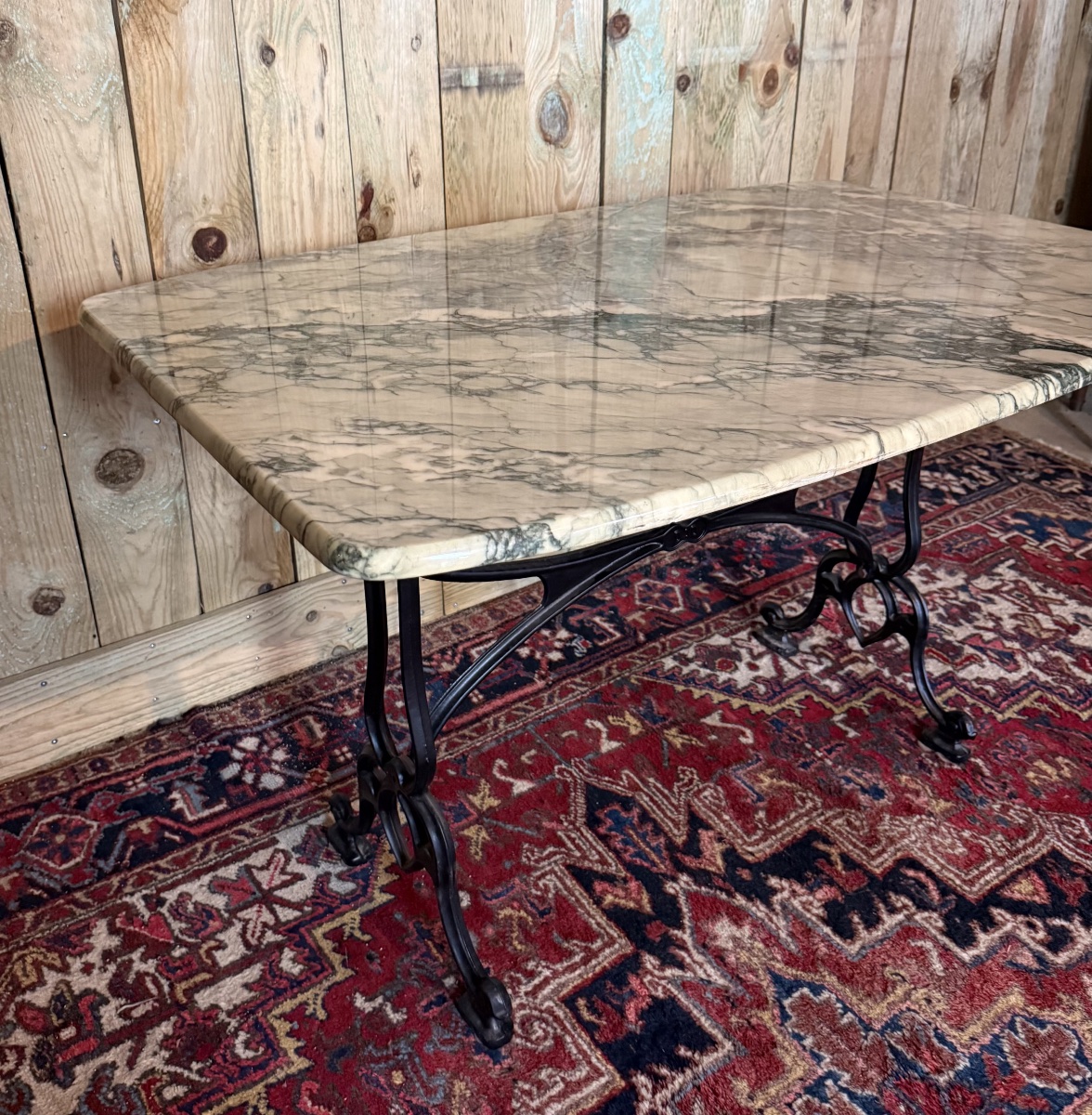 GRANDE TABLE BISTROT EN MARBRE ET FONTE. – Image 3