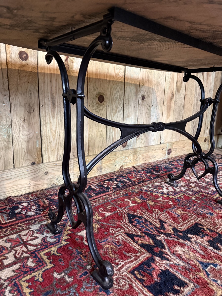 GRANDE TABLE BISTROT EN MARBRE ET FONTE. – Image 2
