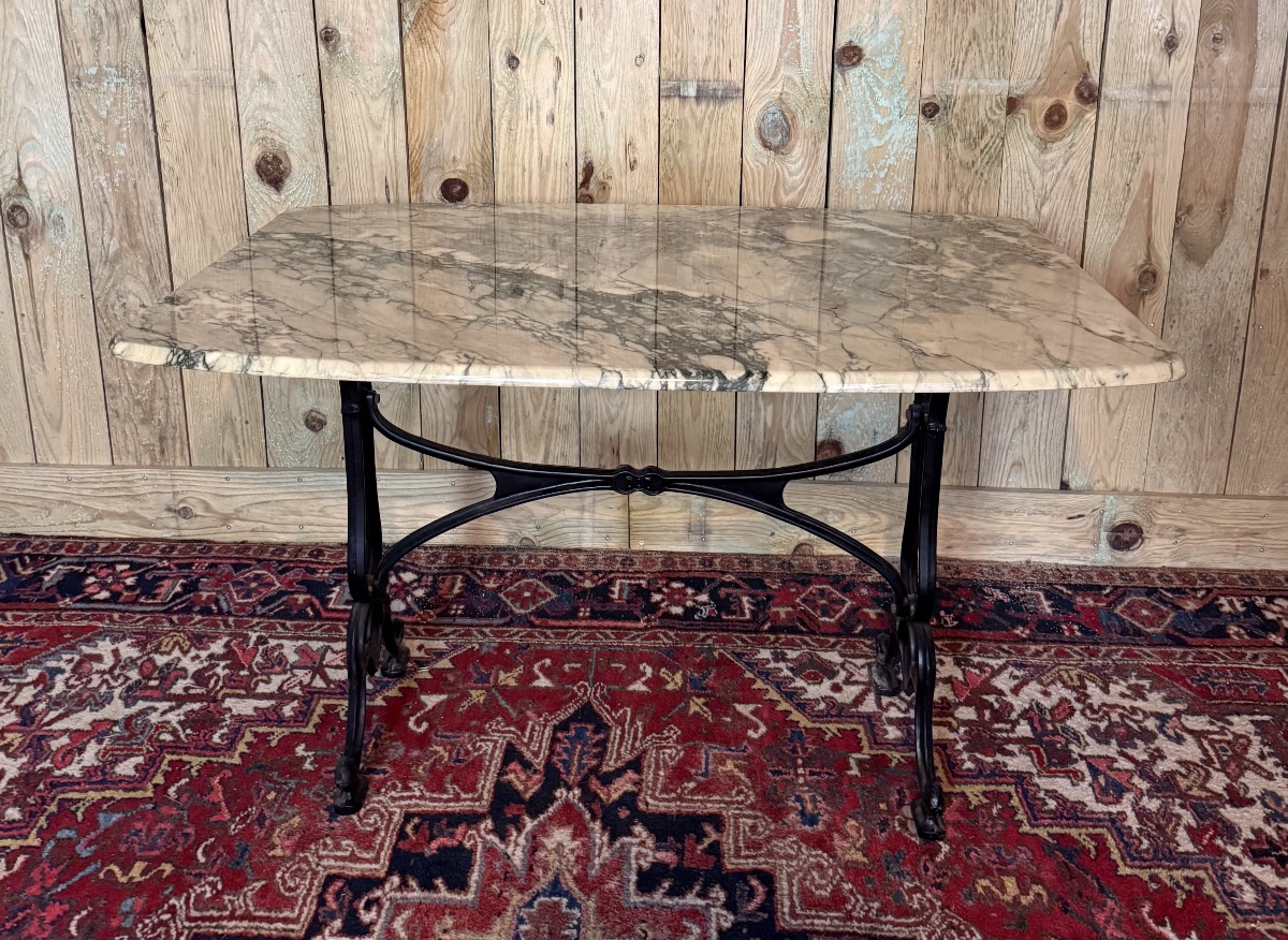 GRANDE TABLE BISTROT EN MARBRE ET FONTE.