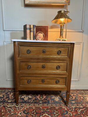 Réservée - COMMODE DE STYLE LOUIS XVI EN ACAJOU.