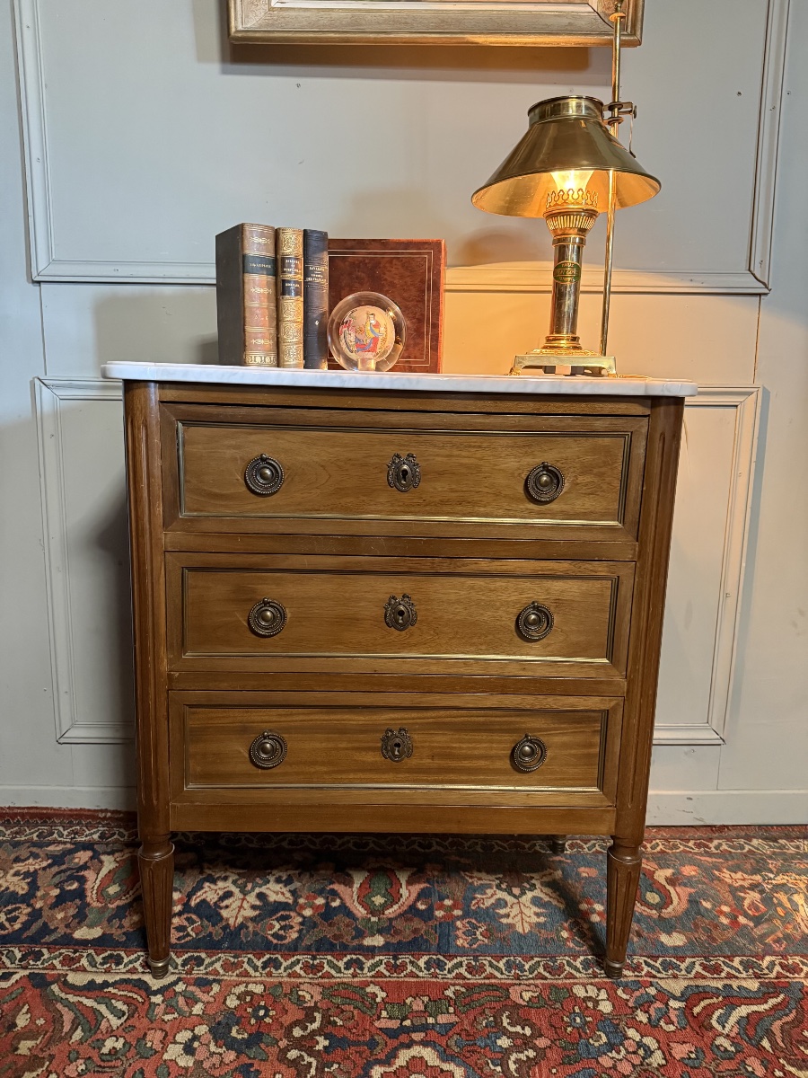 Réservée - COMMODE DE STYLE LOUIS XVI EN ACAJOU.