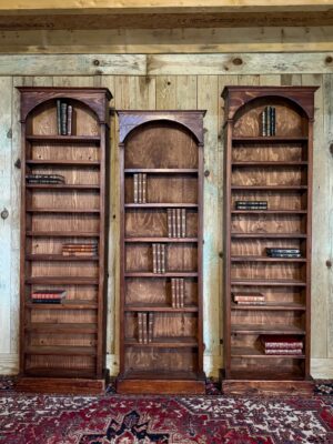 ENSEMBLE DE TROIS BIBUS / BIBLIOTHÈQUES DE STYLE LOUIS XVI MILIEU XX ÈME.