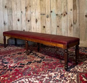 Banquette de vestibule en noyer, d'époque XIX ème.