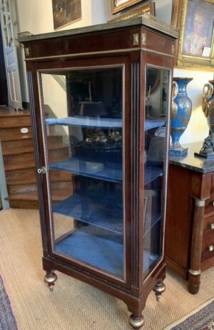 VITRINE DE STYLE LOUIS XVI EN ACAJOU