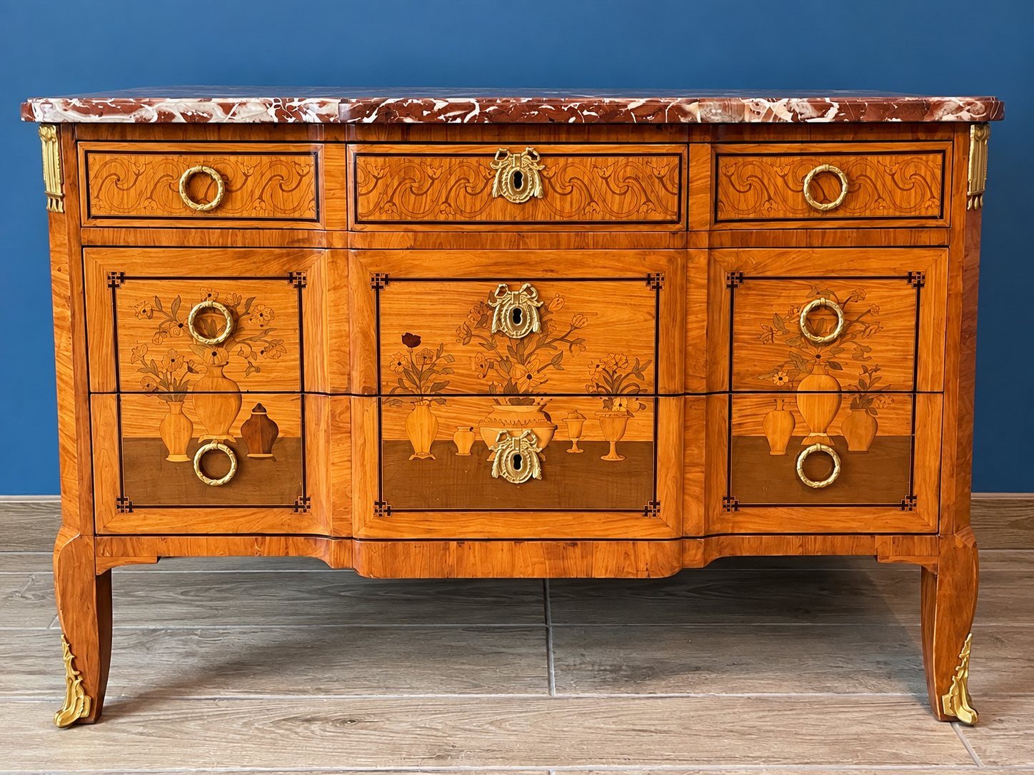 Commode de style Transition à décor de vases fleuris et potiches