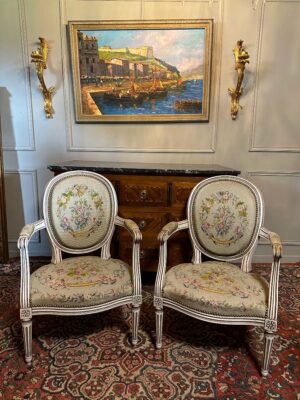 Paire De Fauteuils Médaillons De Style Louis XVI. Tapisseries Main, à L’aiguille.