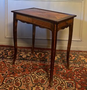 Petit Bureau D’époque XVIII ème En Marqueterie.
