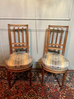 Paire De Chaises De Style Louis XVI En Noyer.