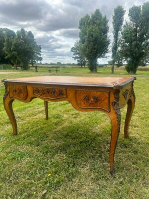 Bureau de style Louis XV en marqueterie