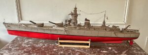 Maquette de bateau du cuirassé Strasbourg, à moteur