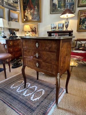 Commode De Style Louis XV En Marqueterie.