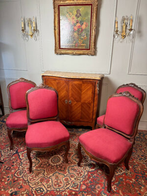 Suite de quatre chaises de style Louis XV en noyer