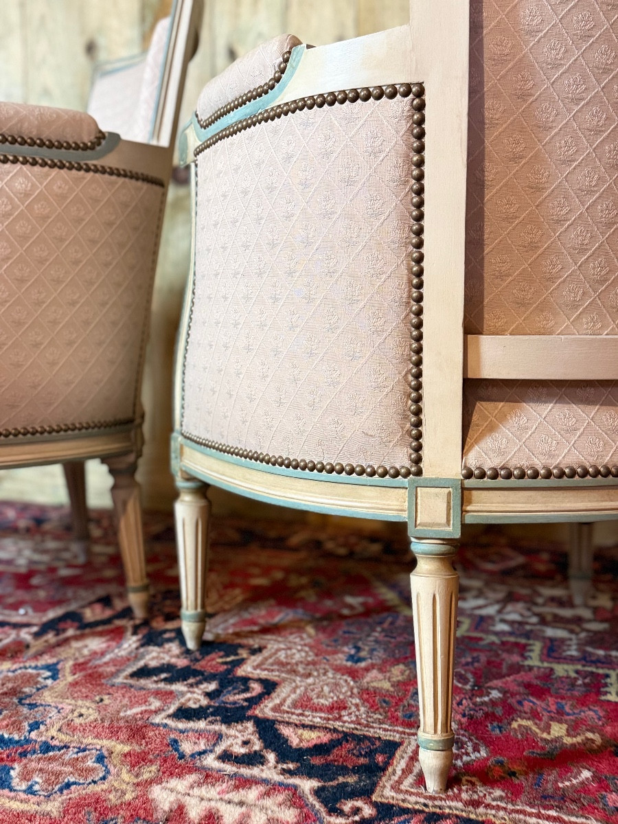 Paire de bergères de style Louis XVI en bois laqué – Image 4