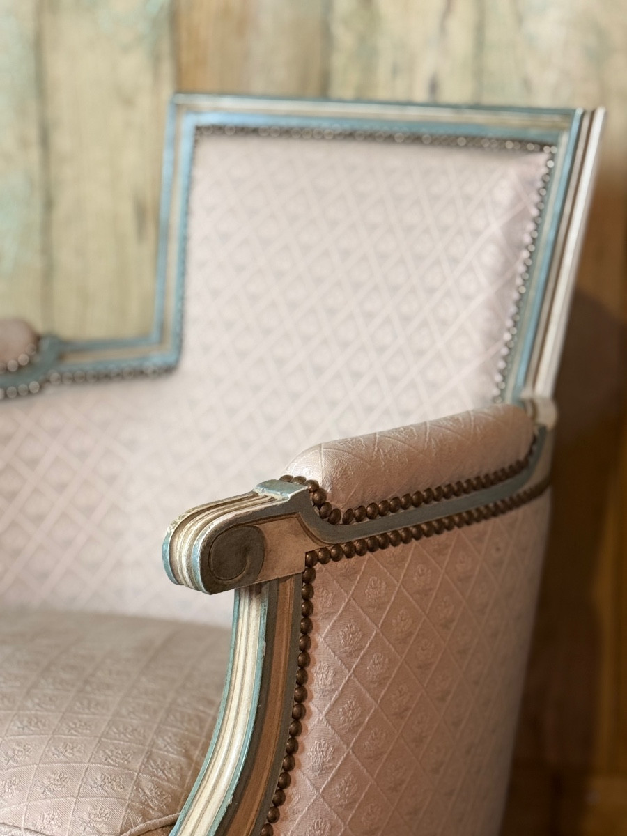 Paire de bergères de style Louis XVI en bois laqué – Image 5