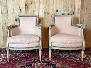 Paire de bergères de style Louis XVI en bois laqué