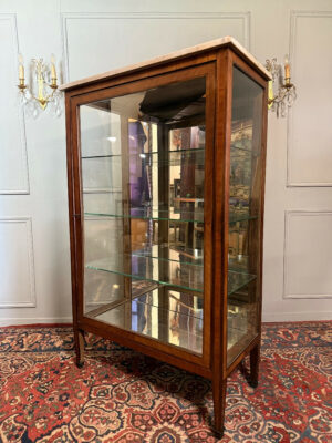 Vitrine – Argentier de style Louis XVI en marqueterie