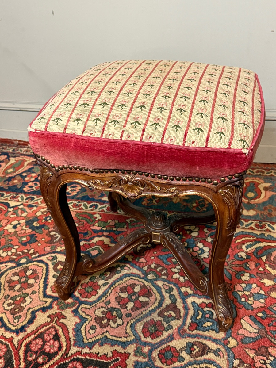 Tabouret de style Régence en noyer – Image 2