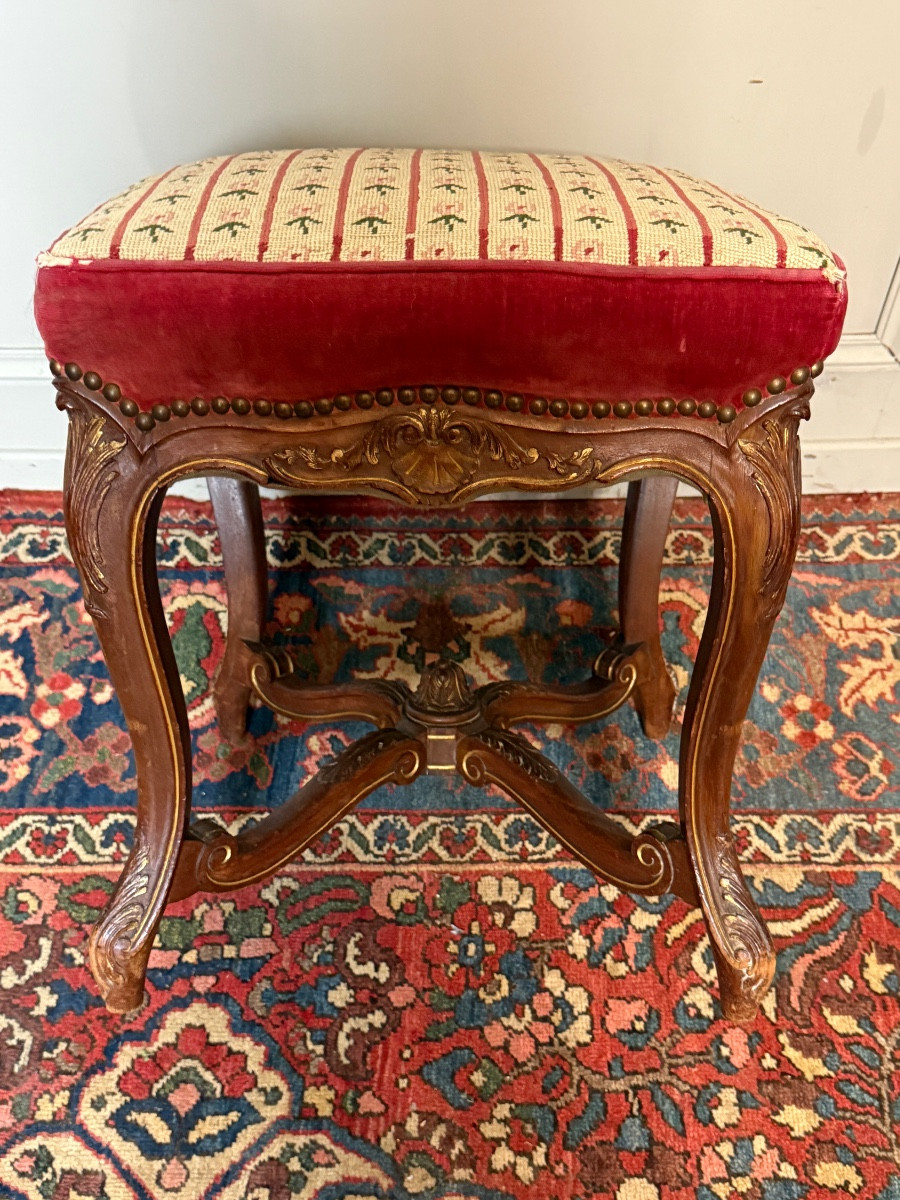Tabouret de style Régence en noyer – Image 3