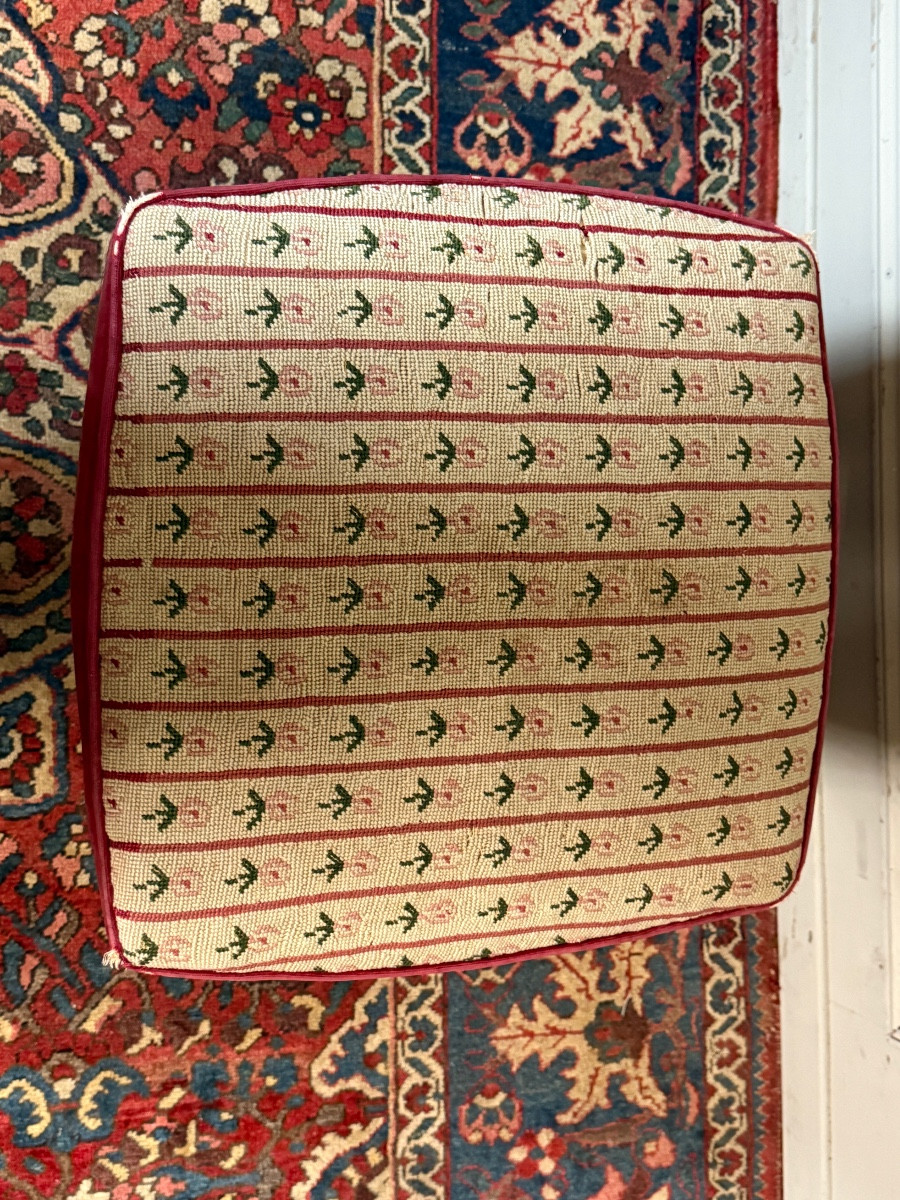 Tabouret de style Régence en noyer – Image 4