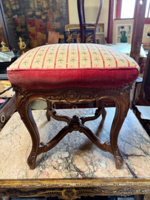 Tabouret de style Régence en noyer