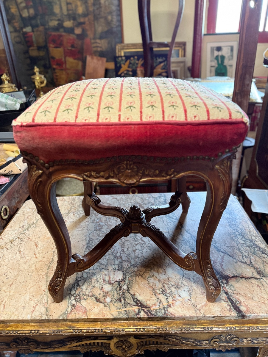 Tabouret de style Régence en noyer