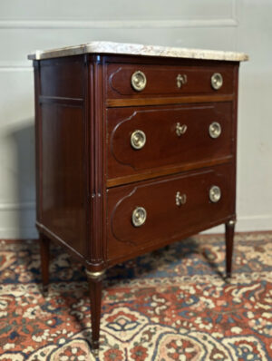 Commode de style Louis XVI en acajou