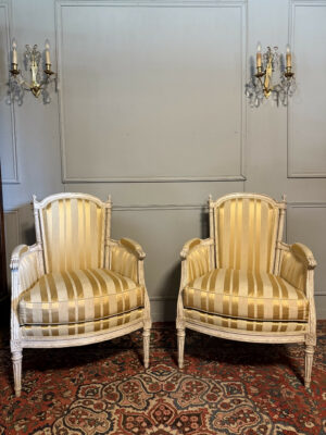 Paire de bergères de style Louis XVI en bois peint