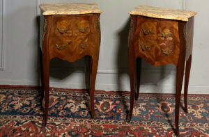 Paire de chevets / tables de nuit en marqueterie de style Louis XV