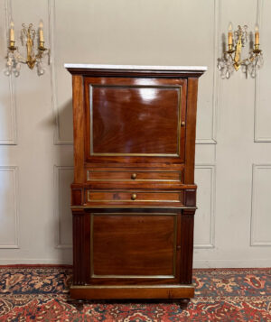 Cabinet de style Louis XVI en acajou