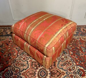 Pouf carré en brocard de la Maison Schwartz