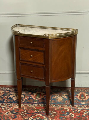 Petite commode demi-lune de style Louis XVI en acajou