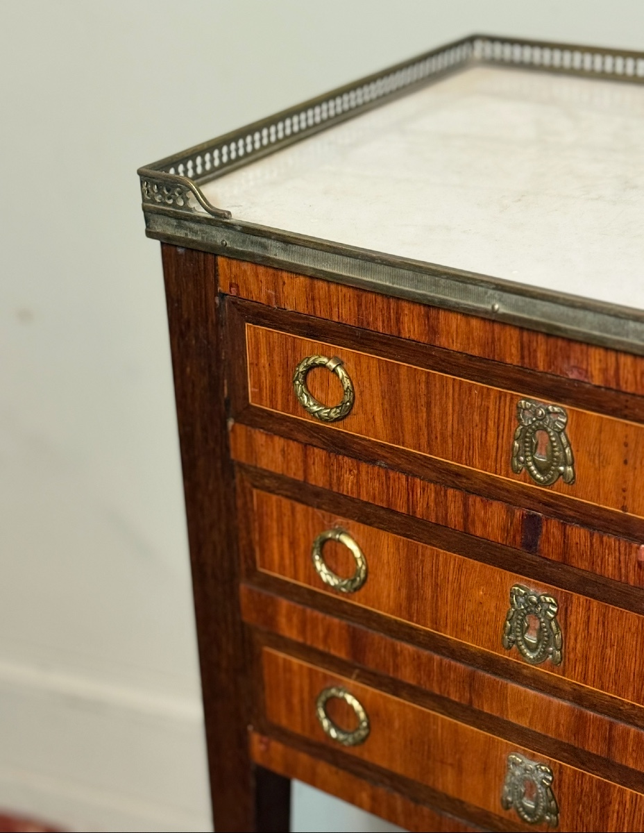 Chevet ou table chiffonnière de style Louis XVI en marqueterie – Image 2