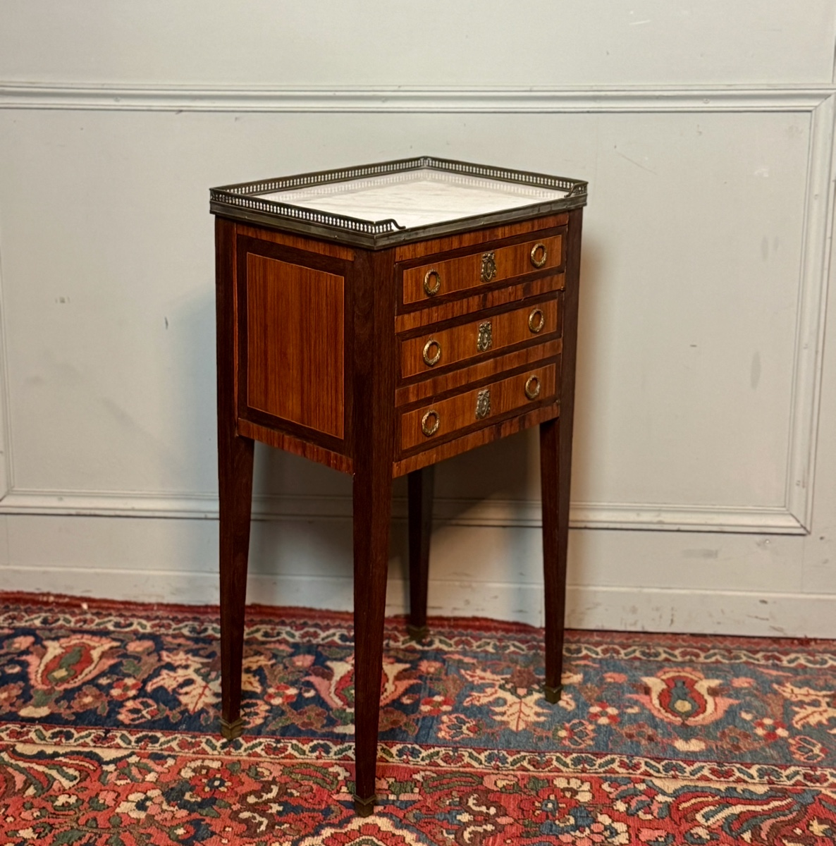 Chevet ou table chiffonnière de style Louis XVI en marqueterie – Image 3