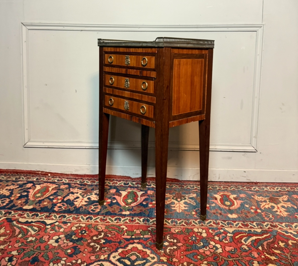 Chevet ou table chiffonnière de style Louis XVI en marqueterie – Image 4