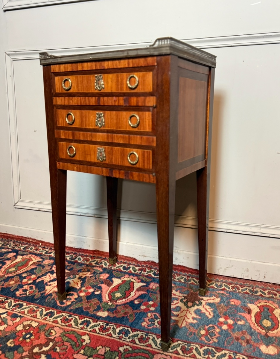 Chevet ou table chiffonnière de style Louis XVI en marqueterie
