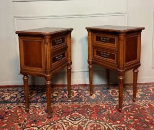 Paire de chevets de style Louis XVI en bois naturel