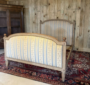 Lit de style Louis XVI en bois peint
