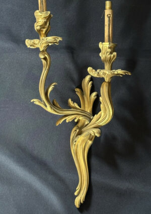 Suite de deux paires d’appliques de style Louis XV en bronze doré
