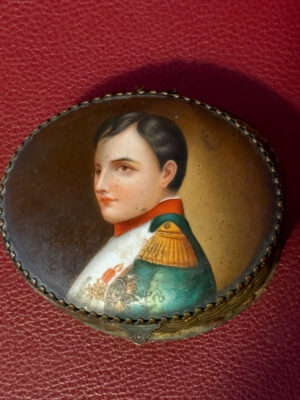 Boîte en bronze doré avec miniature de Napoléon Bonaparte